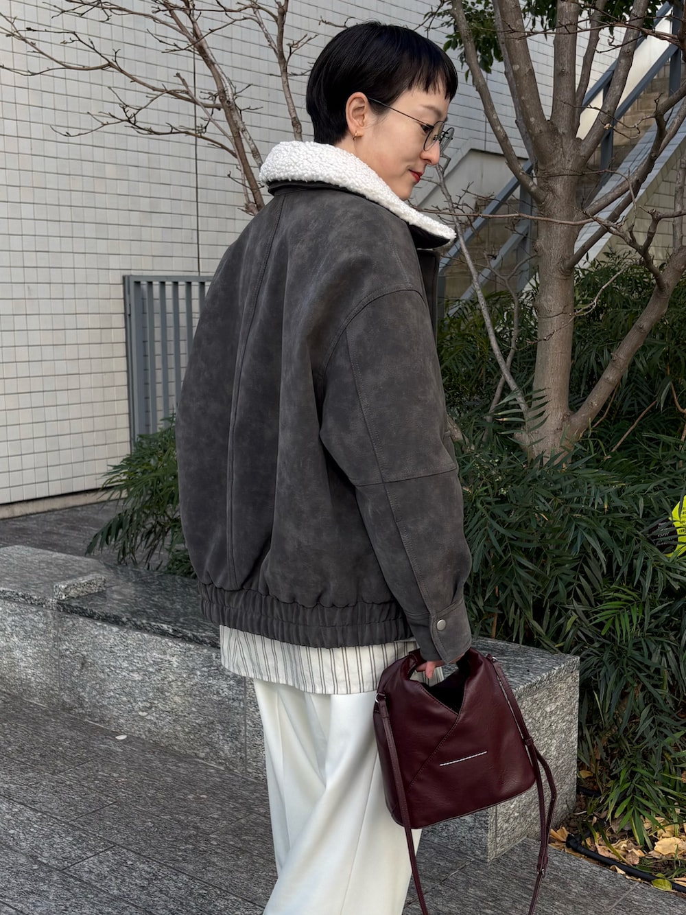 グレー系のブルゾン、その他のシャツ/ブラウス、ホワイト系のスウェットを着用したレディースの冬コーディネートの3枚目の写真