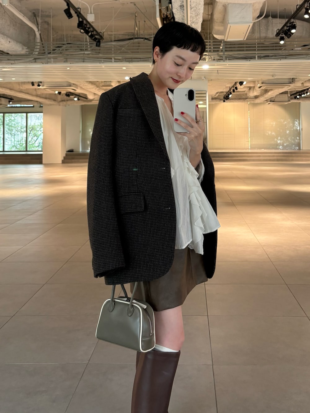 ホワイト系のシャツ/ブラウス、グレー系のテーラードジャケット、ブラウン系のスカートを着用したレディースの秋コーディネートの5枚目の写真