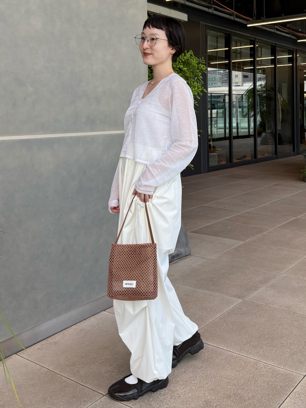 ホワイト系のカーディガン/ボレロ、ホワイト系のその他パンツ、ブラウン系のトートバッグを着用したレディースの春コーディネートの2枚目の写真