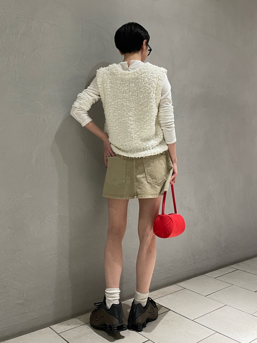 その他のスニーカー、ホワイト系のTシャツ/カットソー、ホワイト系のニット/セーターを着用したレディースの春コーディネートの4枚目の写真