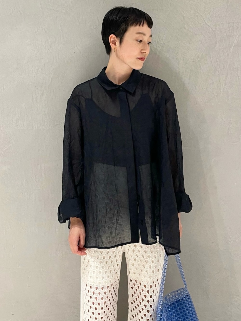 ブルー系のシャツ/ブラウス、ブラック系のキャミソール、ホワイト系のその他パンツを着用したレディースの夏コーディネートの4枚目の写真