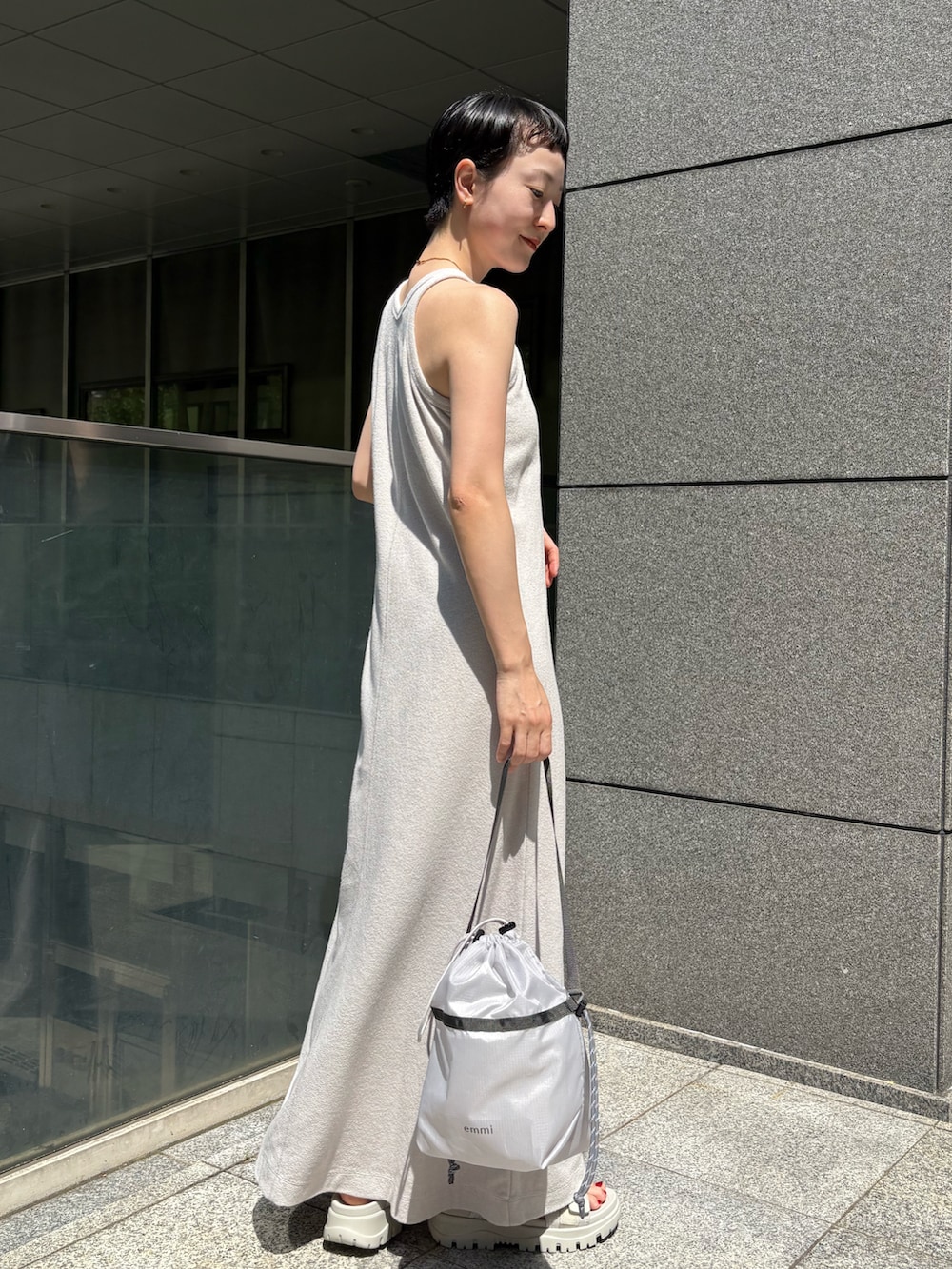 グリーン系のシャツ/ブラウス、グレー系のワンピース、グレー系のショルダーバッグを着用したレディースの夏コーディネートの4枚目の写真