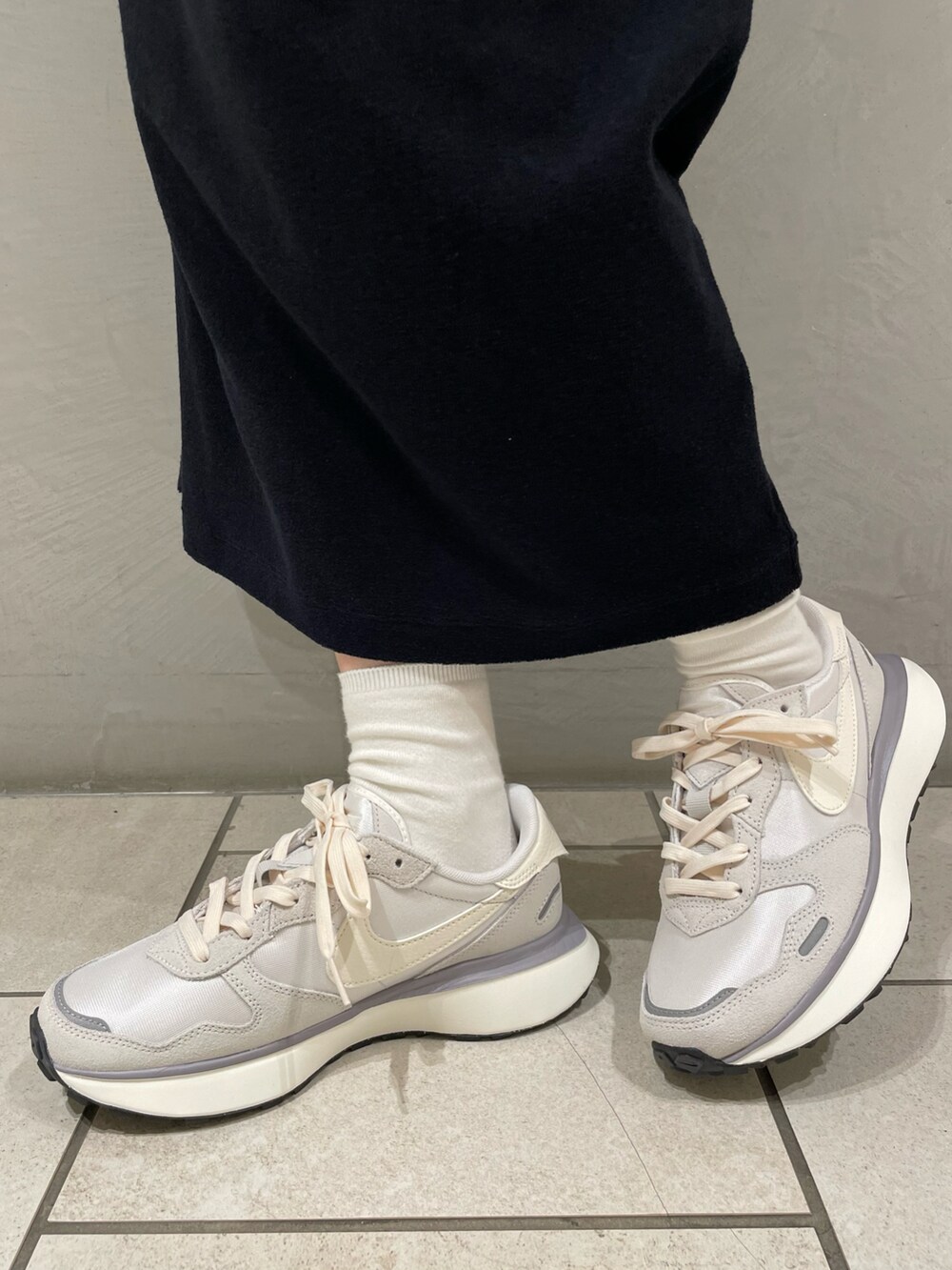 グレー系のキャミソール、ブラック系のワンピース、ブルー系のスニーカーを着用したレディースの夏コーディネートの5枚目の写真