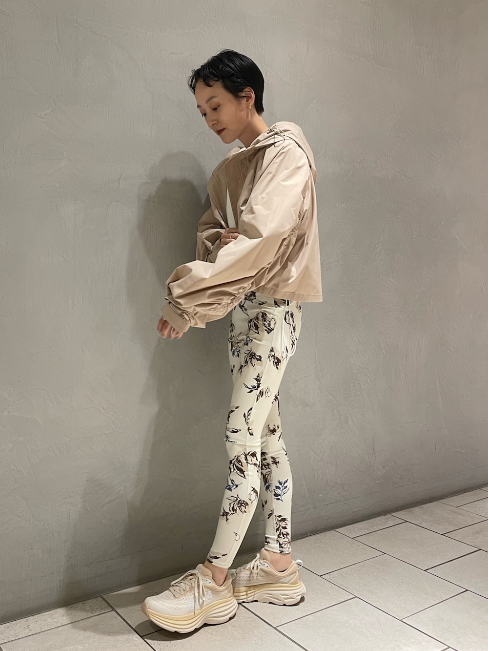 ホワイト系のTシャツ/カットソー、ベージュ系のその他アウター、ホワイト系のパンツを着用したレディースの秋コーディネートの3枚目の写真