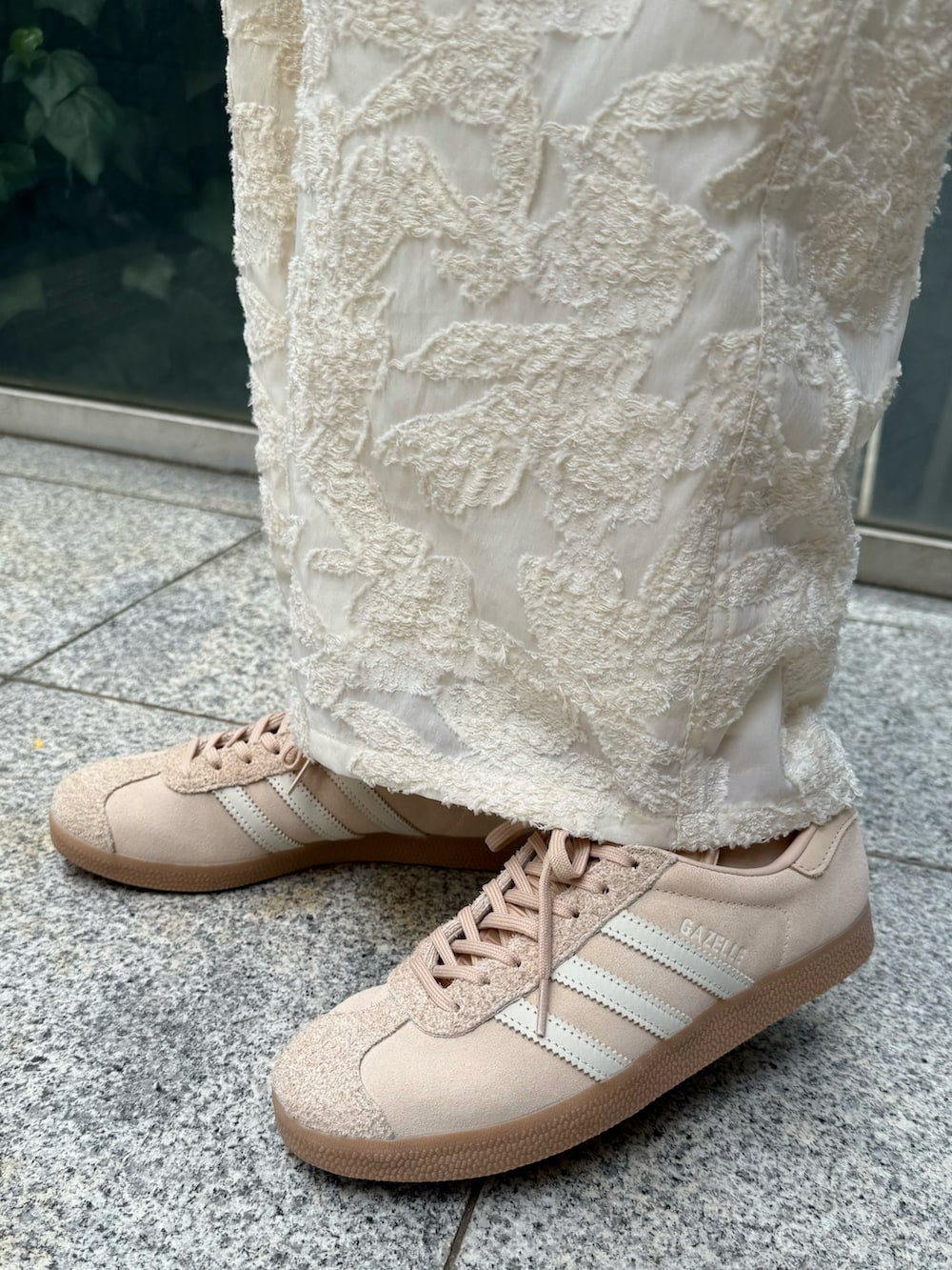 ホワイト系のTシャツ/カットソー、ホワイト系のシャツ/ブラウス、ホワイト系のその他パンツを着用したレディースの夏コーディネートの5枚目の写真