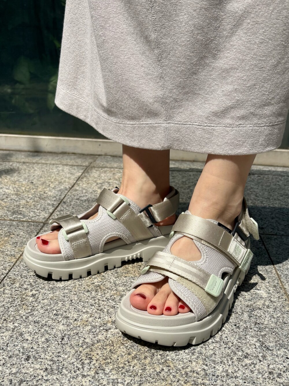 グリーン系のシャツ/ブラウス、グレー系のワンピース、グレー系のショルダーバッグを着用したレディースの夏コーディネートの5枚目の写真