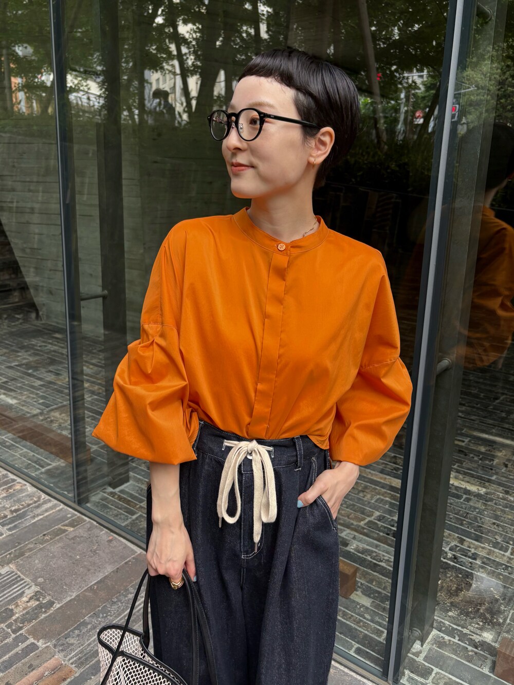 オレンジ系のシャツ/ブラウス、ブルー系のその他パンツ、その他のショルダーバッグを着用したレディースの夏コーディネートの4枚目の写真