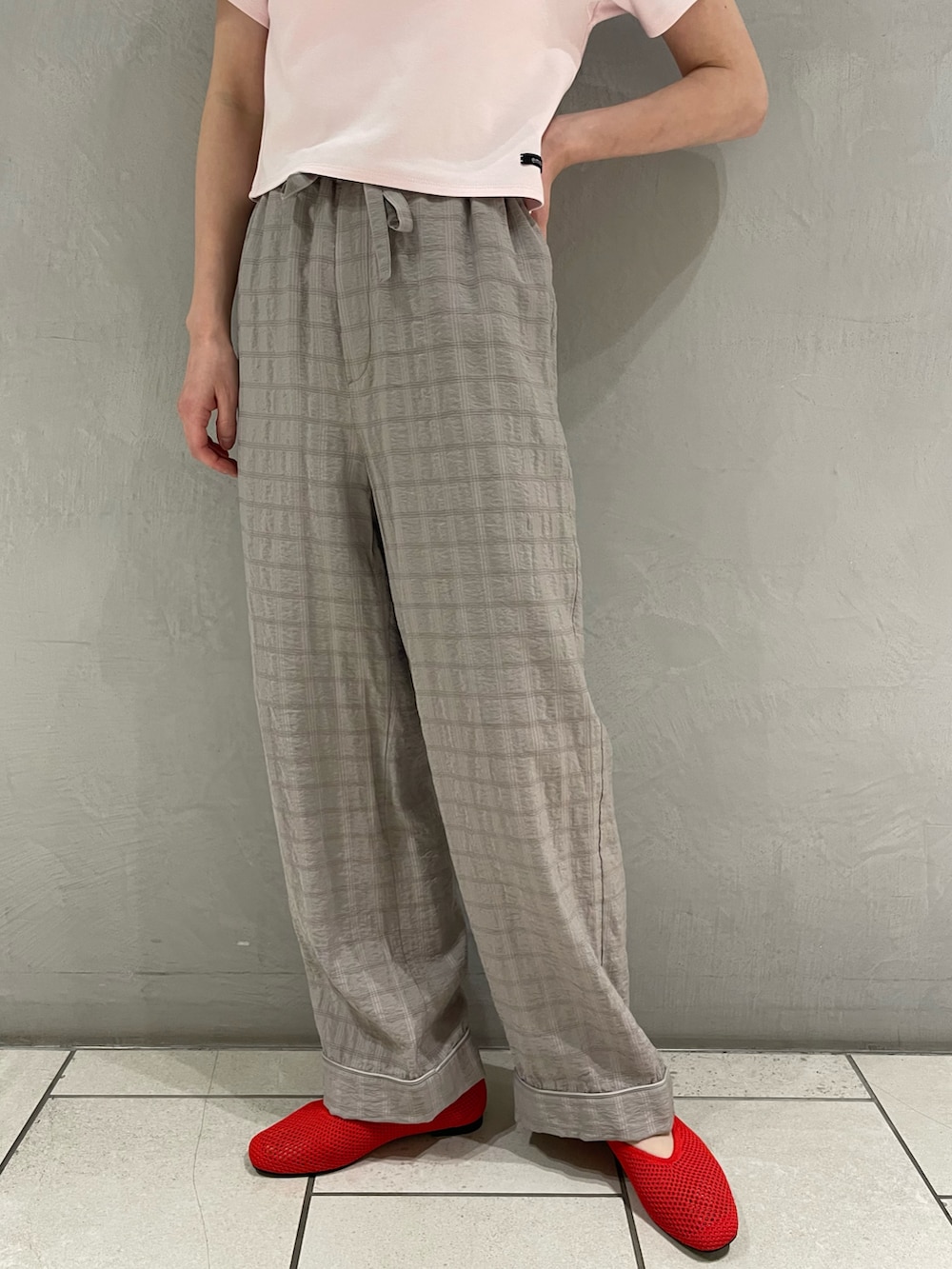 ピンク系のTシャツ/カットソー、グレー系のその他パンツ、ホワイト系のバックパック/リュックを着用したレディースの春コーディネートの5枚目の写真