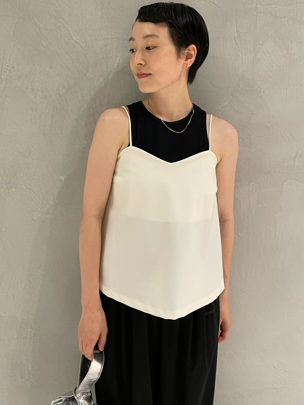 ブラック系のタンクトップ、ホワイト系のキャミソール、ブラック系のその他パンツを着用したレディースの夏コーディネートの2枚目の写真