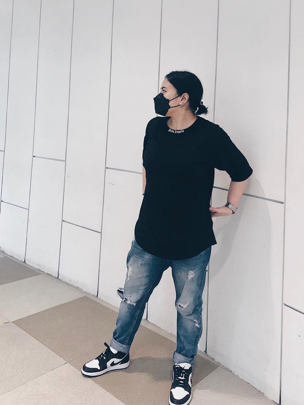 ブラック系のTシャツ/カットソー、ホワイト系のスニーカー、ブルー系のデニムパンツを着用したレディースの夏コーディネートの2枚目の写真