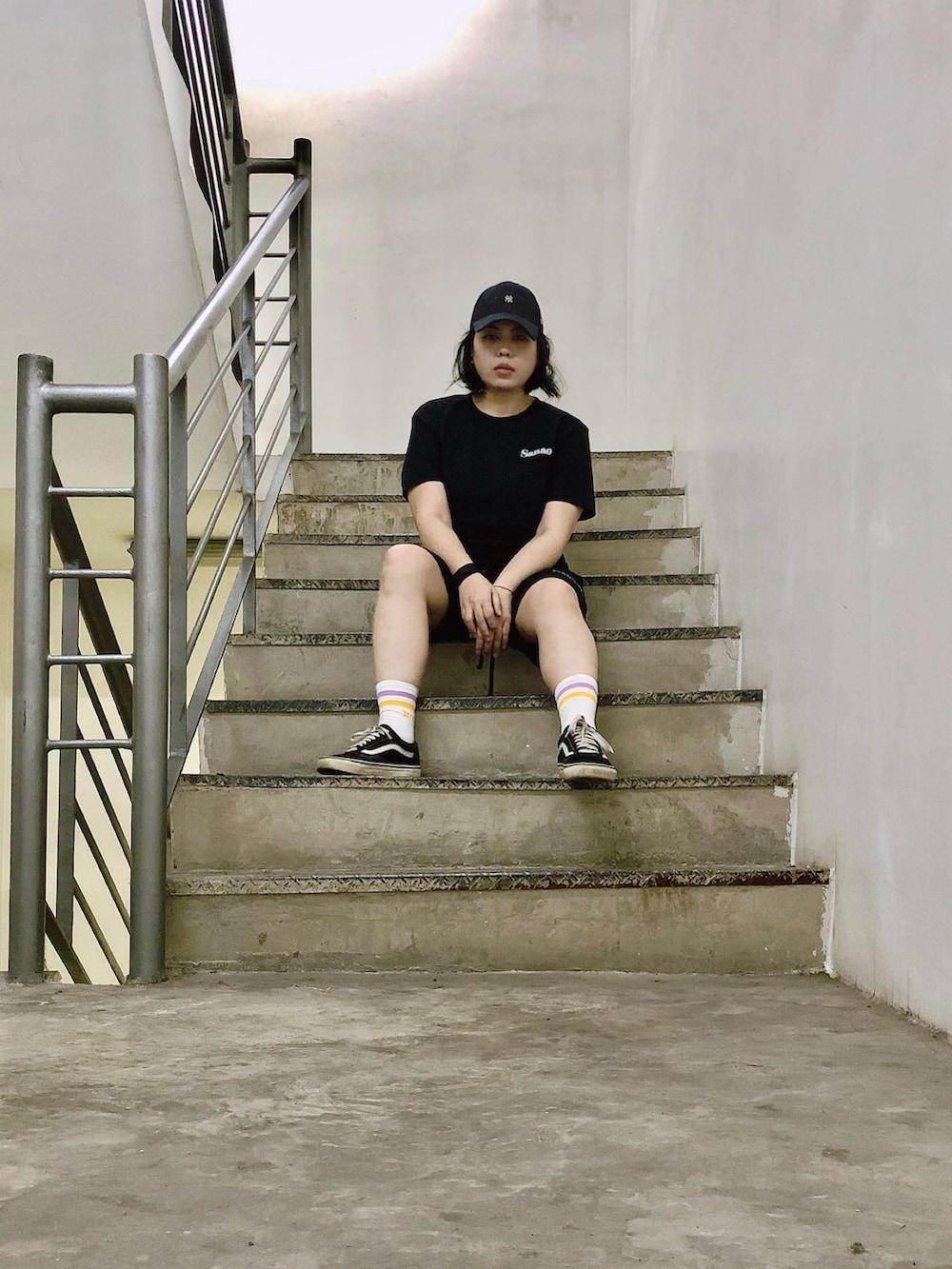 ブラック系のスニーカー、ブラック系のキャップを着用したレディースの夏コーディネートの3枚目の写真