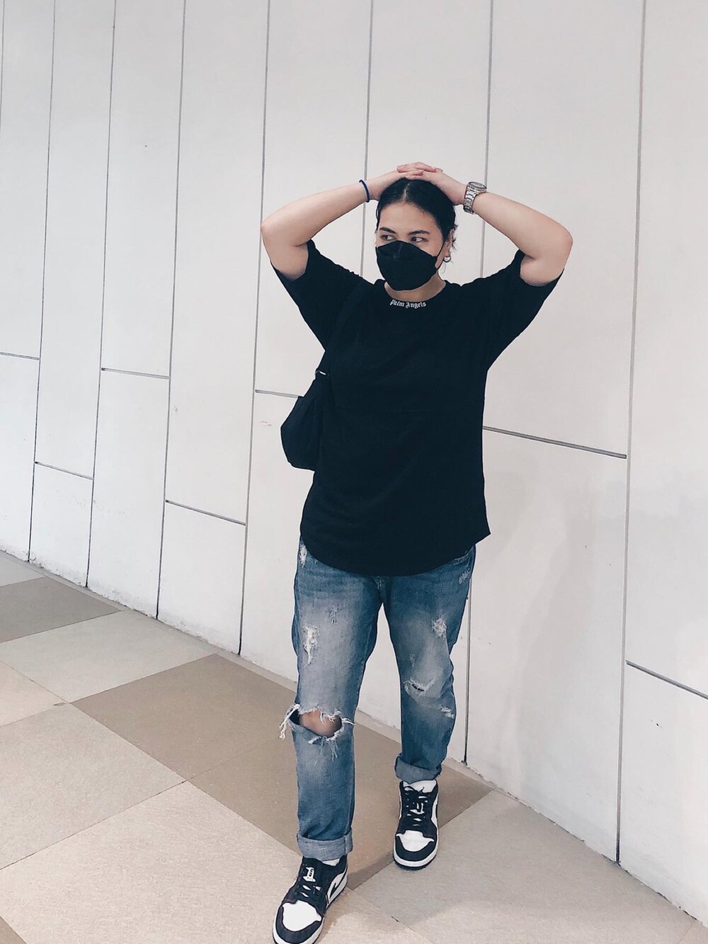 ブラック系のTシャツ/カットソー、ホワイト系のスニーカー、ブルー系のデニムパンツを着用したレディースの夏コーディネートの3枚目の写真