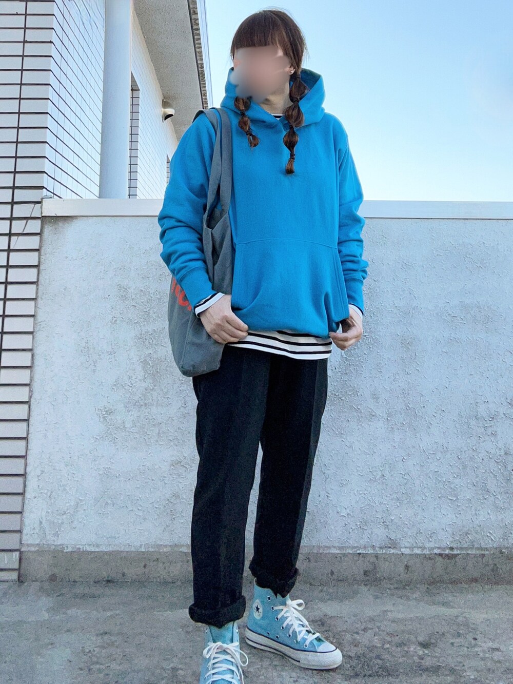 ブルー系のパーカー、その他のTシャツ/カットソー、ブルー系のトートバッグを着用したレディースの冬コーディネートの2枚目の写真