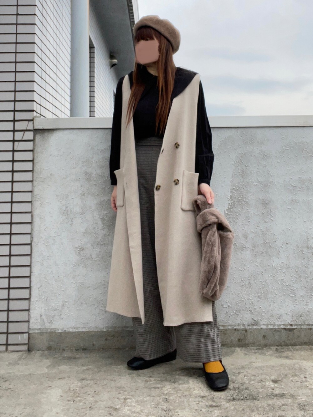 ブラック系のシャツ/ブラウス、ベージュ系のベスト、その他のバッグを着用したレディースの秋コーディネートの4枚目の写真