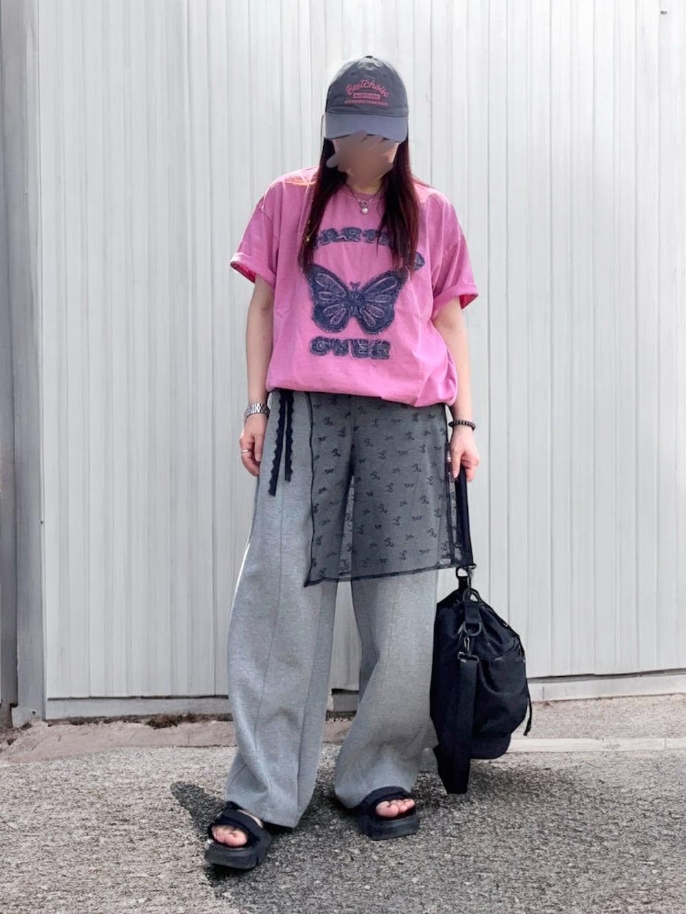 ブラック系のサンダル、ピンク系のTシャツ/カットソー、グレー系のスウェットパンツを着用したレディースの夏コーディネートの3枚目の写真