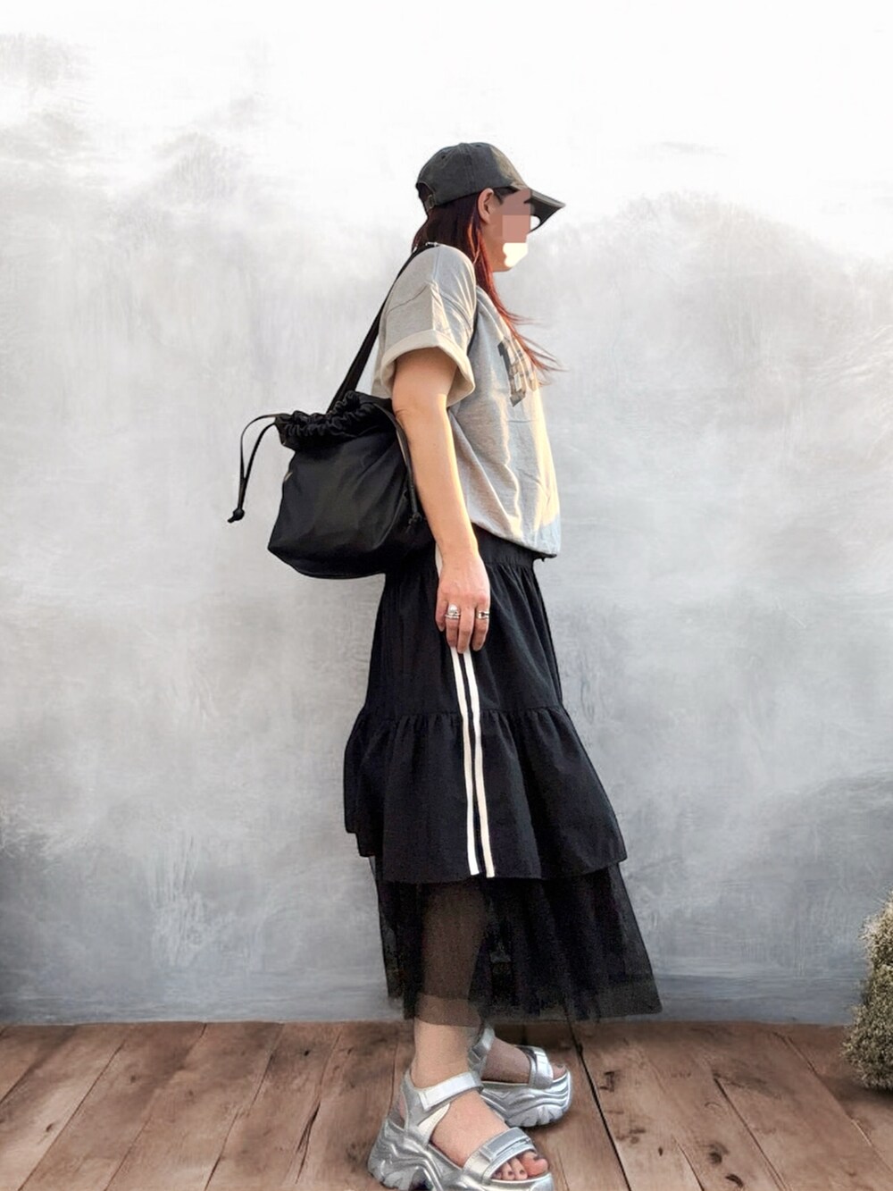 シルバー系のサンダル、グレー系のTシャツ/カットソー、ブラック系のショルダーバッグを着用したレディースの夏コーディネートの4枚目の写真