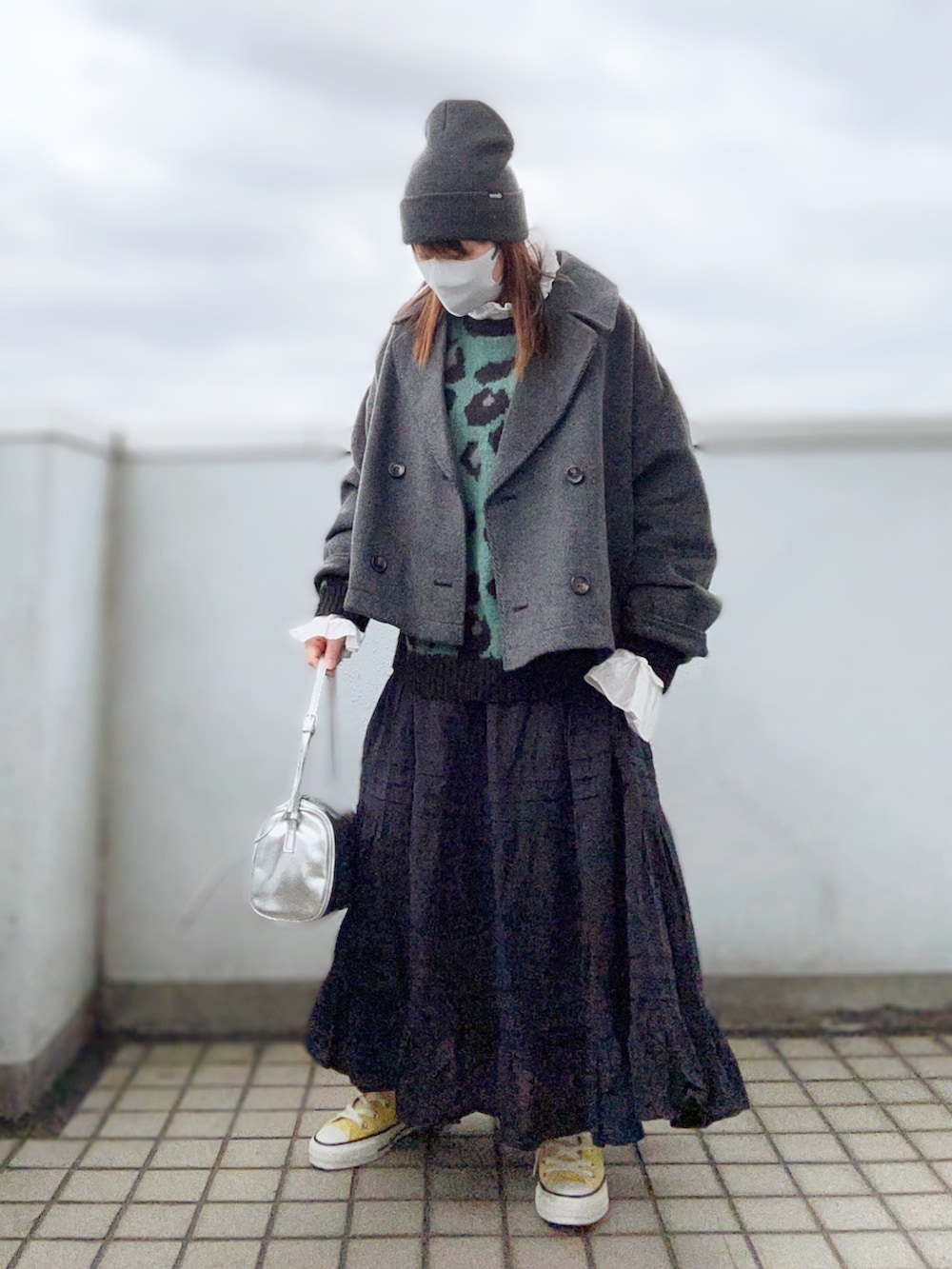 ブラック系のテーラードジャケット、グリーン系のニット/セーター、ホワイト系のシャツ/ブラウスを着用したレディースの冬コーディネートの2枚目の写真