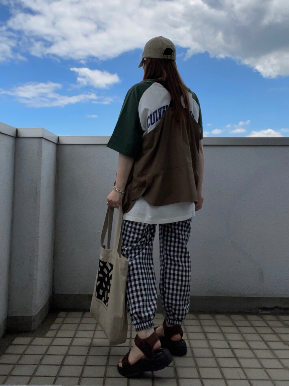 グリーン系のTシャツ/カットソー、その他のベスト、ブラック系のパンツを着用したレディースの夏コーディネートの3枚目の写真