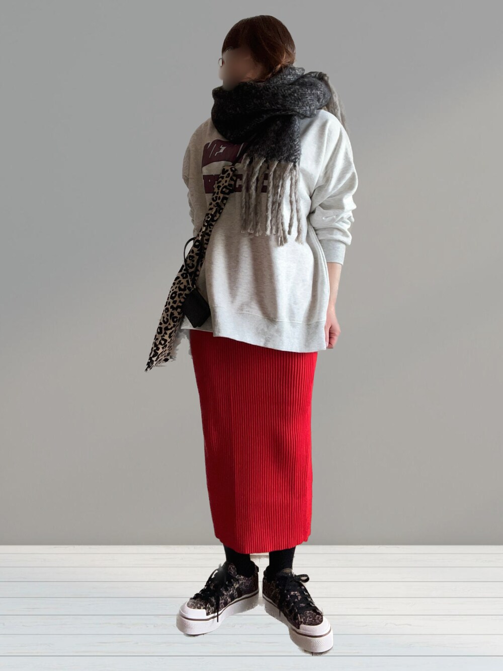 ベージュ系のスウェット、その他のトートバッグ、レッド系のスカートを着用したレディースの冬コーディネートの4枚目の写真