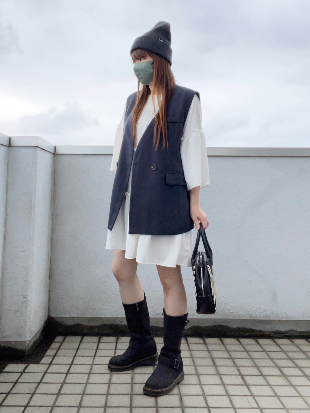 「大人カジュアル、秋服準備はじめました、秋コーデ、秋が好き！、休日スタイル、モノトーン、ニット帽、ベスト、ティアードチュニック、ブーツ、エンジニアブーツ、ボストンバッグ、ゼブラ柄、低身長コーデ、スウィーツ同盟会」｜「fashion boxのアイテム（トップス、ホワイト系）」を使った、…natsuho…さん（レディース・154cm）の秋コーディネートの2枚目の写真