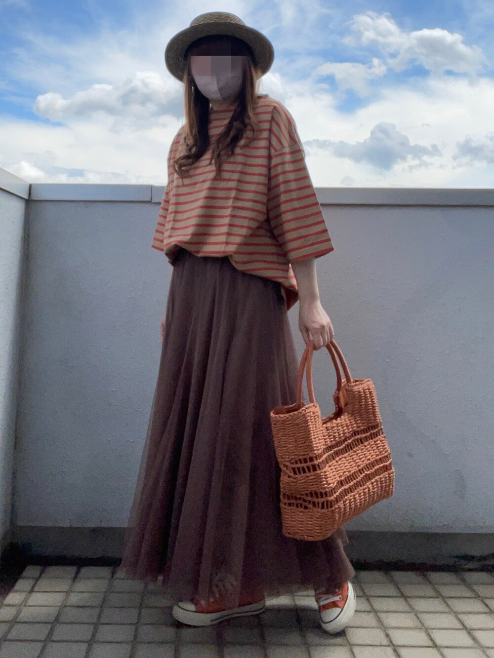 「大人カジュアル、夏コーデ、夏が好き！、ごきげんウィーク、アウトドアスタイル、カンカン帽、オレンジコーデ、ボーダー、スカートスタイル、チュールスカート、スニーカー、コンバース、はだし、かごバッグ、低身長コーデ」｜「niko and...のアソートボーダーＴシャツ（Tシャツ/カットソー、イエロー系）」を使った、…natsuho…さん（レディース・154cm）の春コーディネートの4枚目の写真