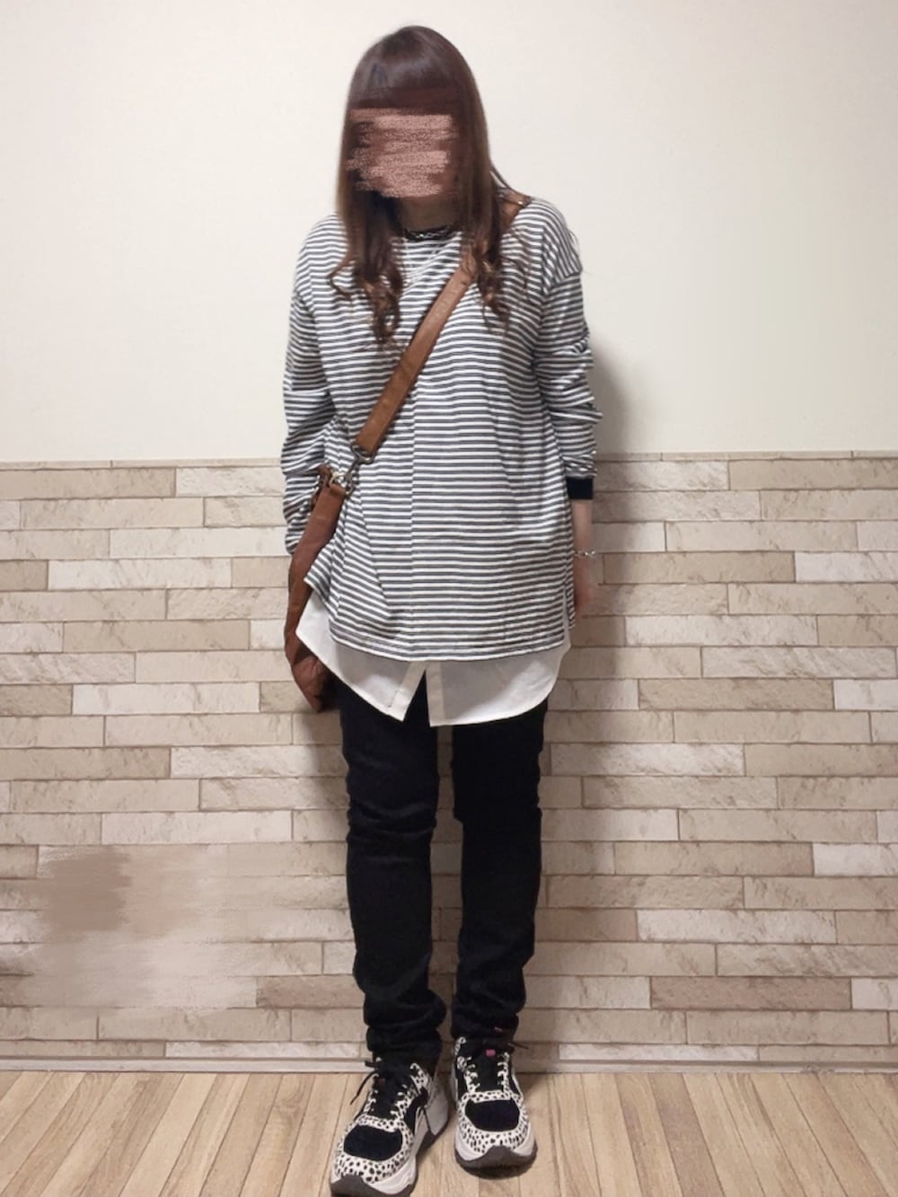 ホワイト系のTシャツ/カットソー、イエロー系のショルダーバッグ、ブラック系のパンツを着用したレディースの春コーディネートの2枚目の写真