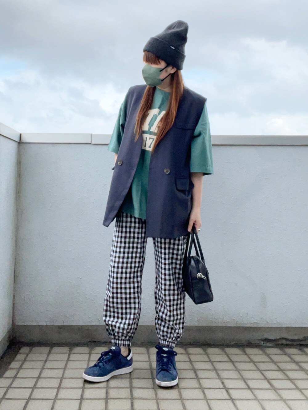「大人カジュアル、秋コーデ、秋服準備はじめました、休日スタイル、レイヤードスタイル、ニット帽、ロゴT、ベスト、ジョガーパンツ、チェック、ボストンバッグ、スニーカー、アディダス、低身長コーデ、スウィーツ同盟会」｜「WEGOのWEGO/ヘビーウェイトカレッジロゴビッグシルエット5分袖Tシャツ（Tシャツ/カットソー、グリーン系）」を使った、…natsuho…さん（レディース・154cm）の秋コーディネートの3枚目の写真