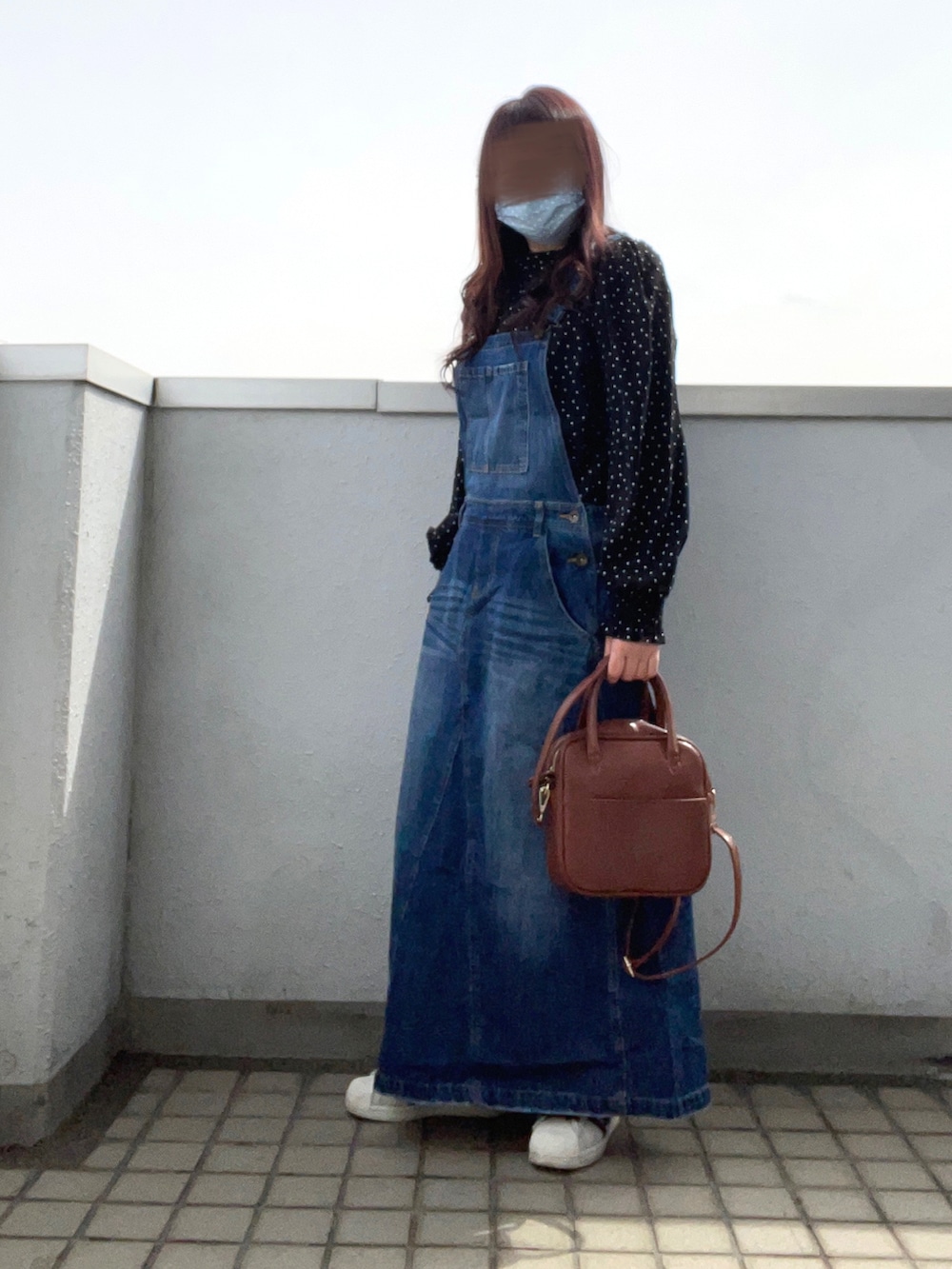 ブラック系のシャツ/ブラウス、ブルー系のサロペット/オーバーオール、ブラウン系のボストンバッグを着用したレディースの春コーディネートの4枚目の写真