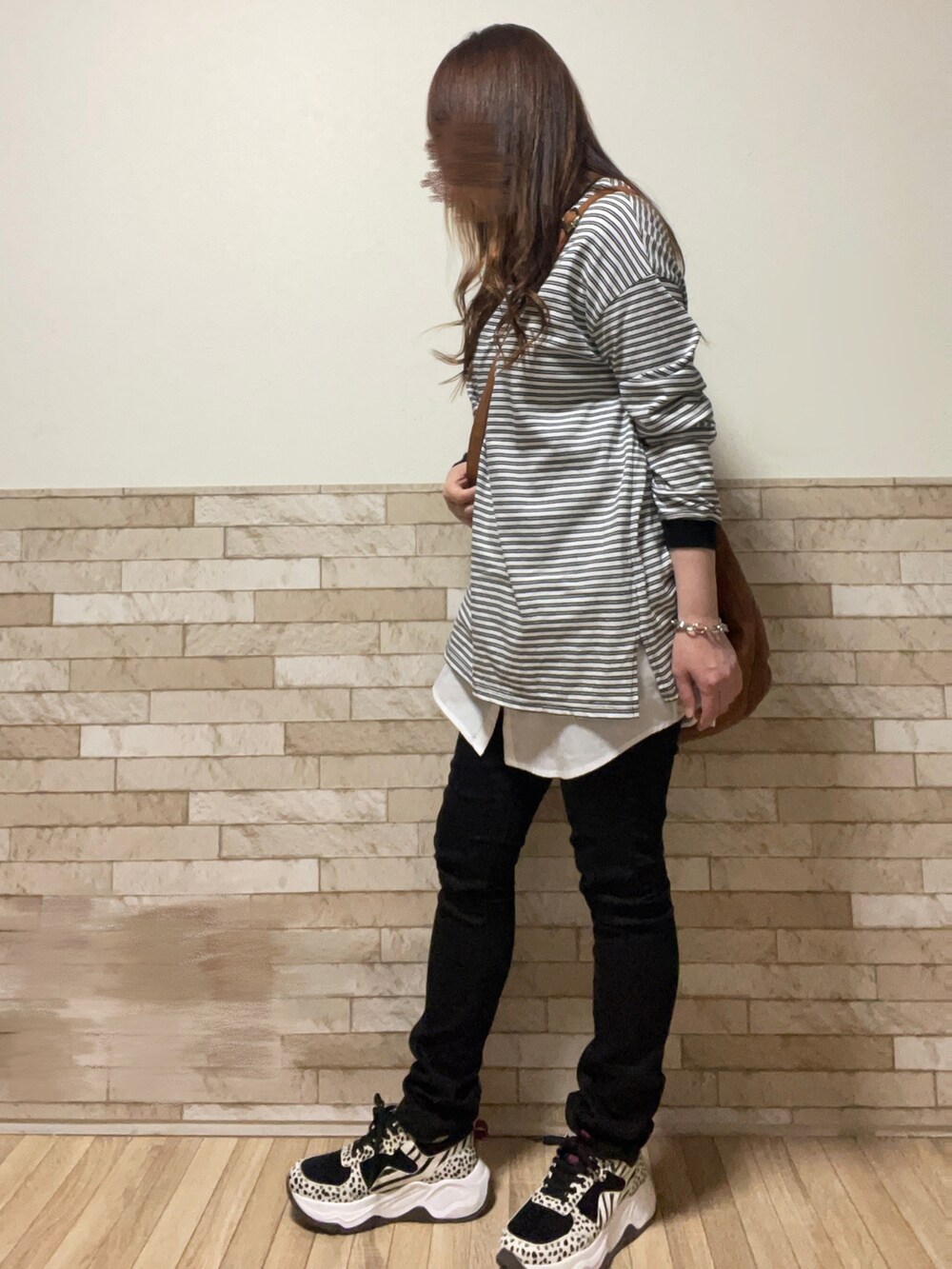 ホワイト系のTシャツ/カットソー、イエロー系のショルダーバッグ、ブラック系のパンツを着用したレディースの春コーディネートの4枚目の写真