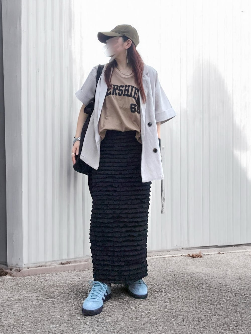 ベージュ系のテーラードジャケット、ブラック系のスカート、ブラック系のバックパック/リュックを着用したレディースの秋コーディネートの2枚目の写真