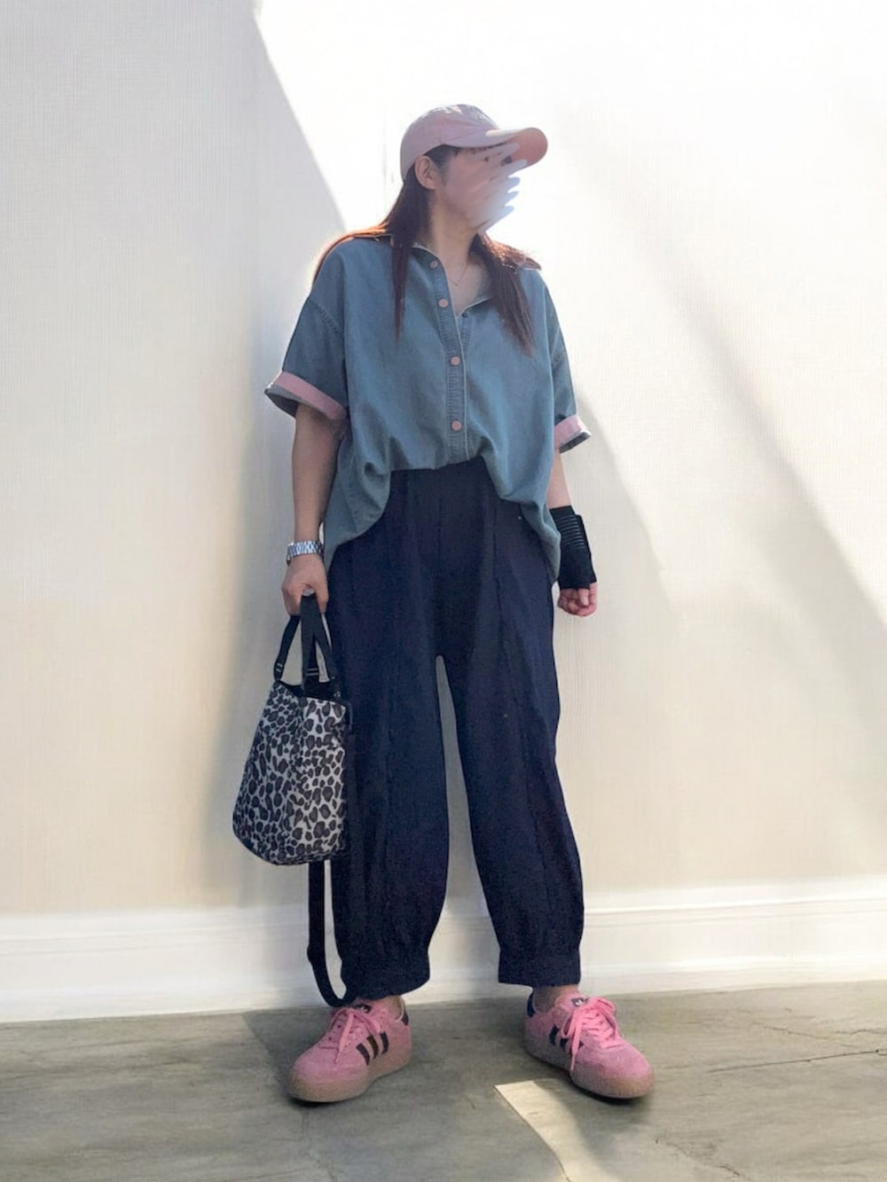 ベージュ系のショルダーバッグ、ピンク系のスニーカー、ブルー系のシャツ/ブラウスを着用したレディースの秋コーディネートの2枚目の写真