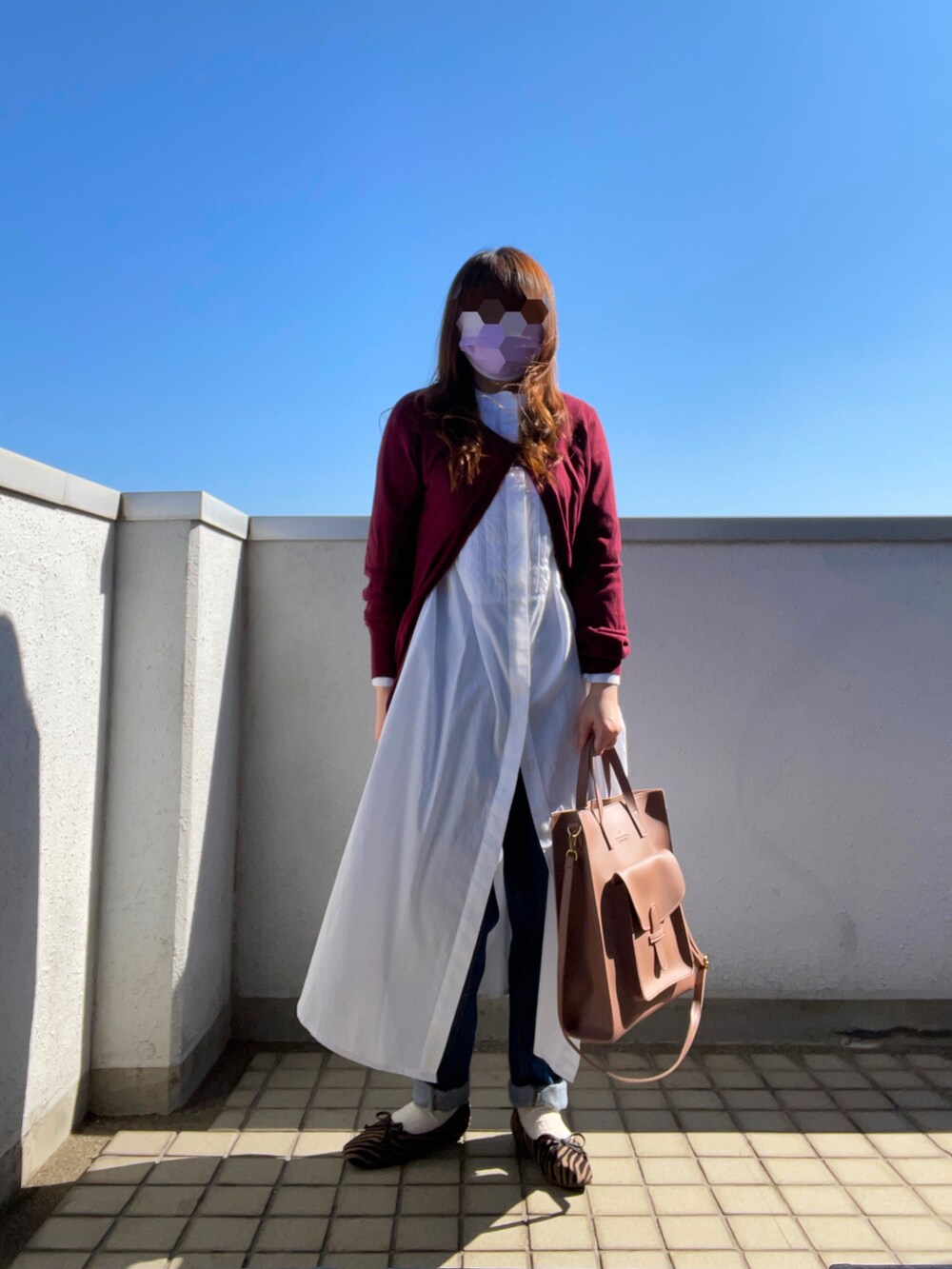 ホワイト系のワンピース、レッド系のカーディガン/ボレロ、ピンク系のトートバッグを着用したレディースの春コーディネートの2枚目の写真
