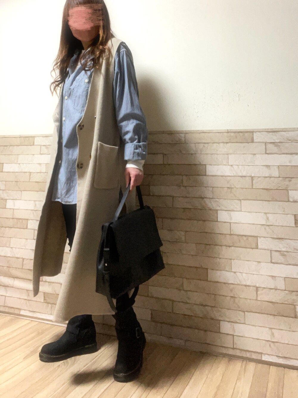 ホワイト系のTシャツ/カットソー、ブルー系のシャツ/ブラウス、ベージュ系のベストを着用したレディースの春コーディネートの3枚目の写真