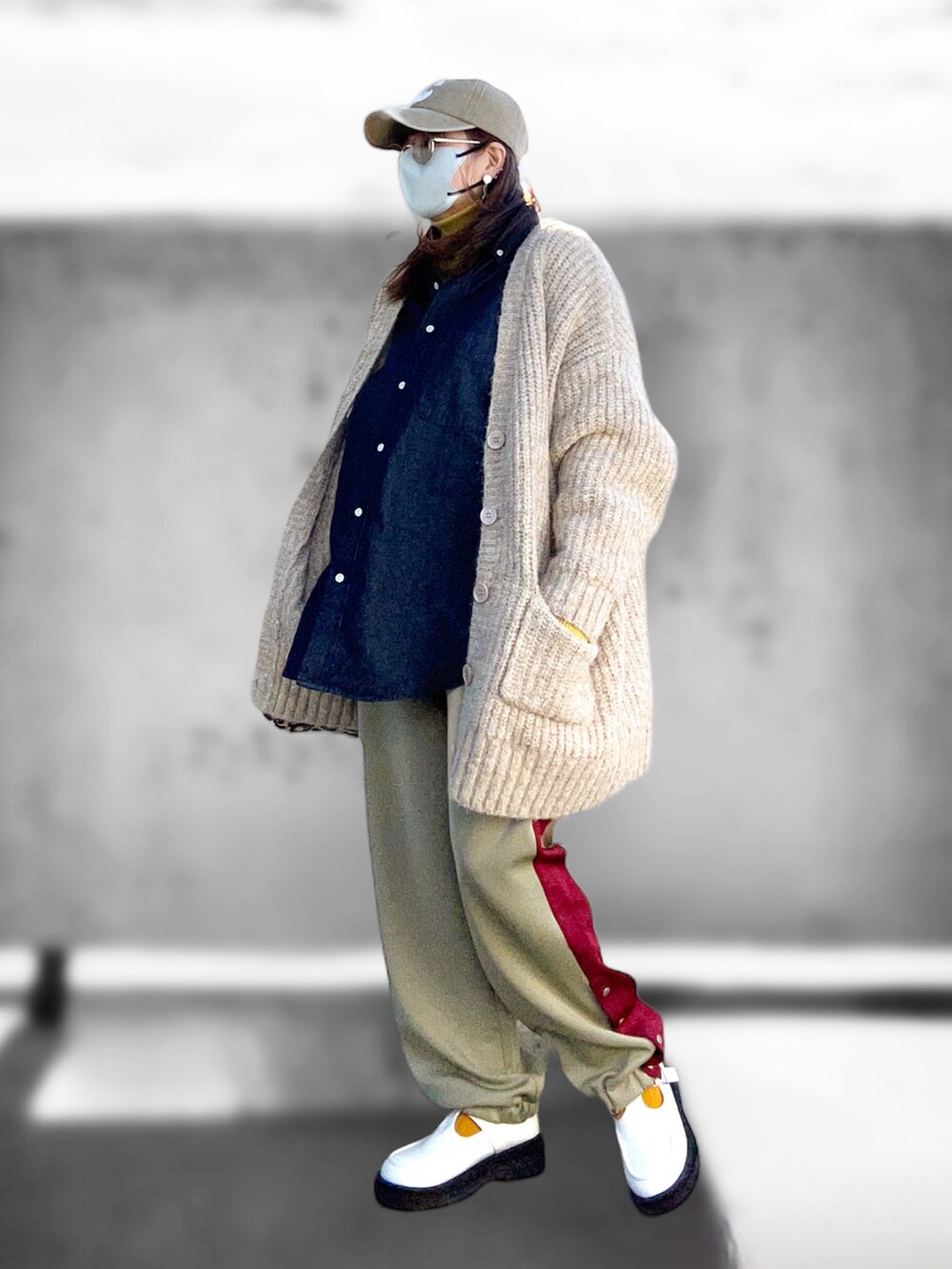 ホワイト系のカーディガン/ボレロ、ブルー系のシャツ/ブラウス、その他のトートバッグを着用したレディースの冬コーディネートの2枚目の写真