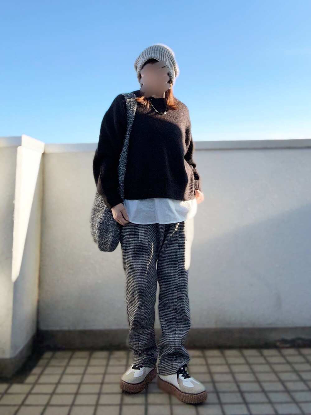 「大人カジュアル、休日スタイル、レイヤードスタイル、モノトーン、ニット帽、ニット、サルエルパンツ、チェック、antiqua、ニットバッグ、ラメ、スニーカー、低身長コーデ」｜「WEGOのWEGO/モヘアライクプルオーバー（ニット/セーター、ブラック系）」を使った、…natsuho…さん（レディース・154cm）の冬コーディネートの3枚目の写真