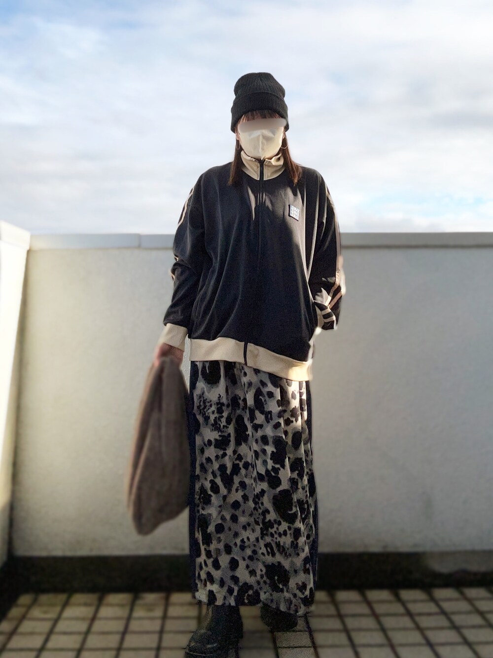 「大人カジュアル、休日スタイル、スポーツミックス、ファッションを楽しもう、トラックジャケット、ニット帽、ロングスカート、レオパード、ブーツ、ファー小物、ファーバッグ、低身長コーデ、スウィーツ同盟会」｜「Javaの《JaVaジャバ コラボ》ジャージ素材ダブルライントラックジャケット（ブルゾン、ブラック系）」を使った、…natsuho…さん（レディース・154cm）の秋コーディネートの3枚目の写真
