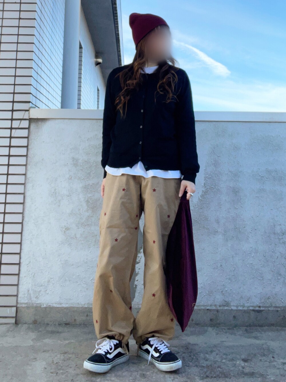 「大人カジュアル、休日スタイル、冬コーデ、レイヤードスタイル、ニット帽、カーディガン、ニット、パンツスタイル、DAISOバッグ、スニーカー、VANS、低身長コーデ、スウィーツ同盟会」｜「niko and...の[MODE NORM CORE]スターエンブロストレートパンツ（その他パンツ、イエロー系）」を使った、…natsuho…さん（レディース・154cm）の冬コーディネートの4枚目の写真