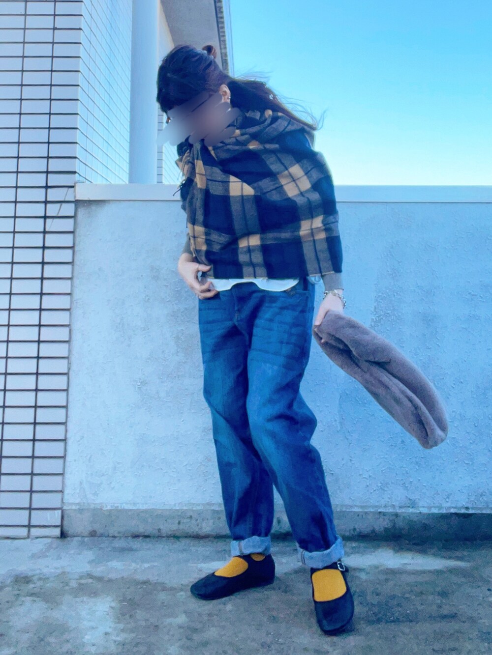 「第2回おそろであそぼ、大人カジュアル、休日スタイル、冬コーデ、ストール、チェック、レイヤードスタイル、ニット、デニム、ファーバッグ、カンフーシューズ、低身長コーデ、スウィーツ同盟会」｜「andmeの大判ストール 厚手マフラー ブランケット（ストール/ショール、ブルー系）」を使った、…natsuho…さん（レディース・154cm）の冬コーディネートの5枚目の写真