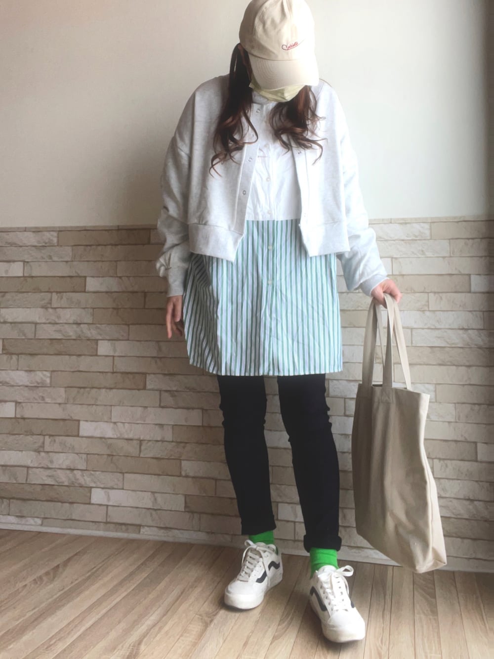 グリーン系のシャツ/ブラウス、ベージュ系のトートバッグ、ブラック系のその他パンツを着用したレディースの春コーディネートの3枚目の写真