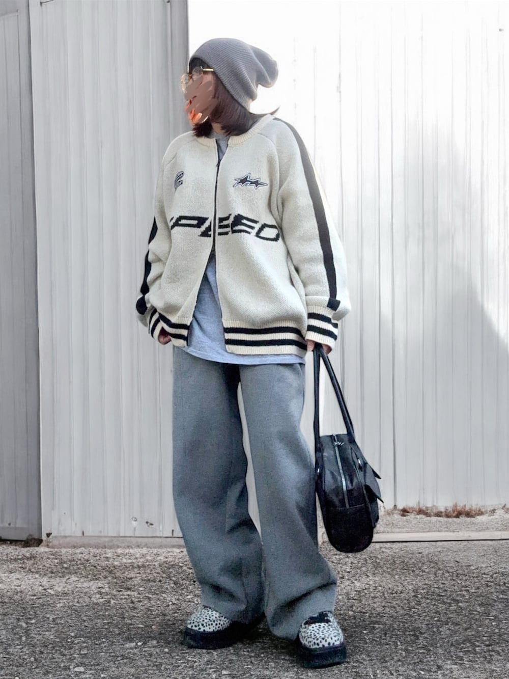 ホワイト系のブルゾン、グレー系のスウェットパンツ、グレー系のTシャツ/カットソーを着用したレディースの秋コーディネートの2枚目の写真