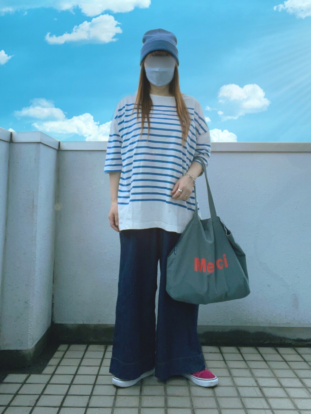 ブルー系のTシャツ/カットソー、ピンク系のスニーカーを着用したレディースの秋コーディネートの2枚目の写真