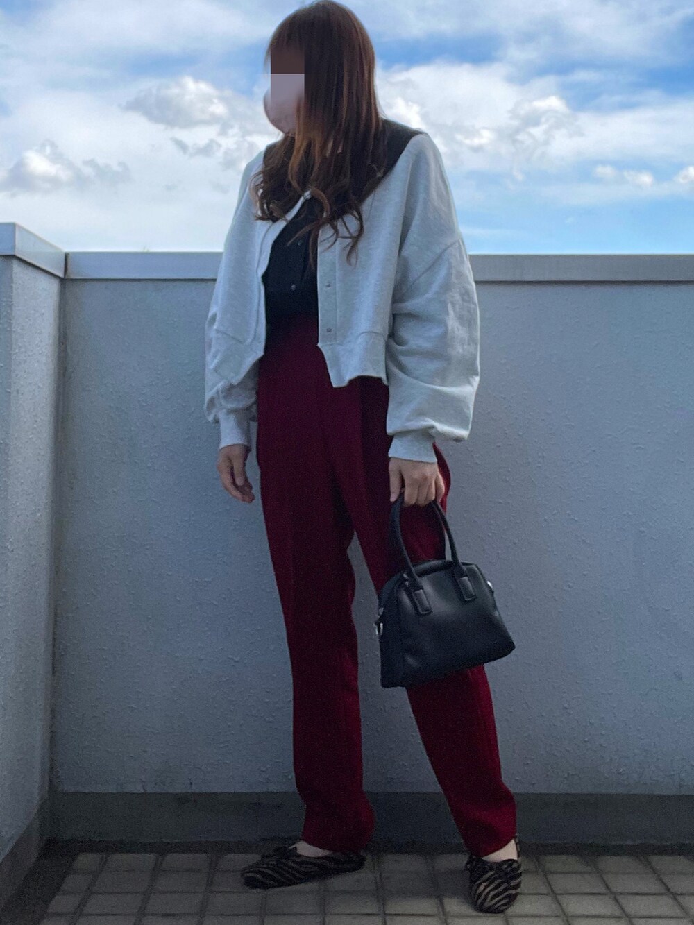 ブラック系のボストンバッグ、その他のパンプス、ブラック系のシャツ/ブラウスを着用したレディースの春コーディネートの3枚目の写真