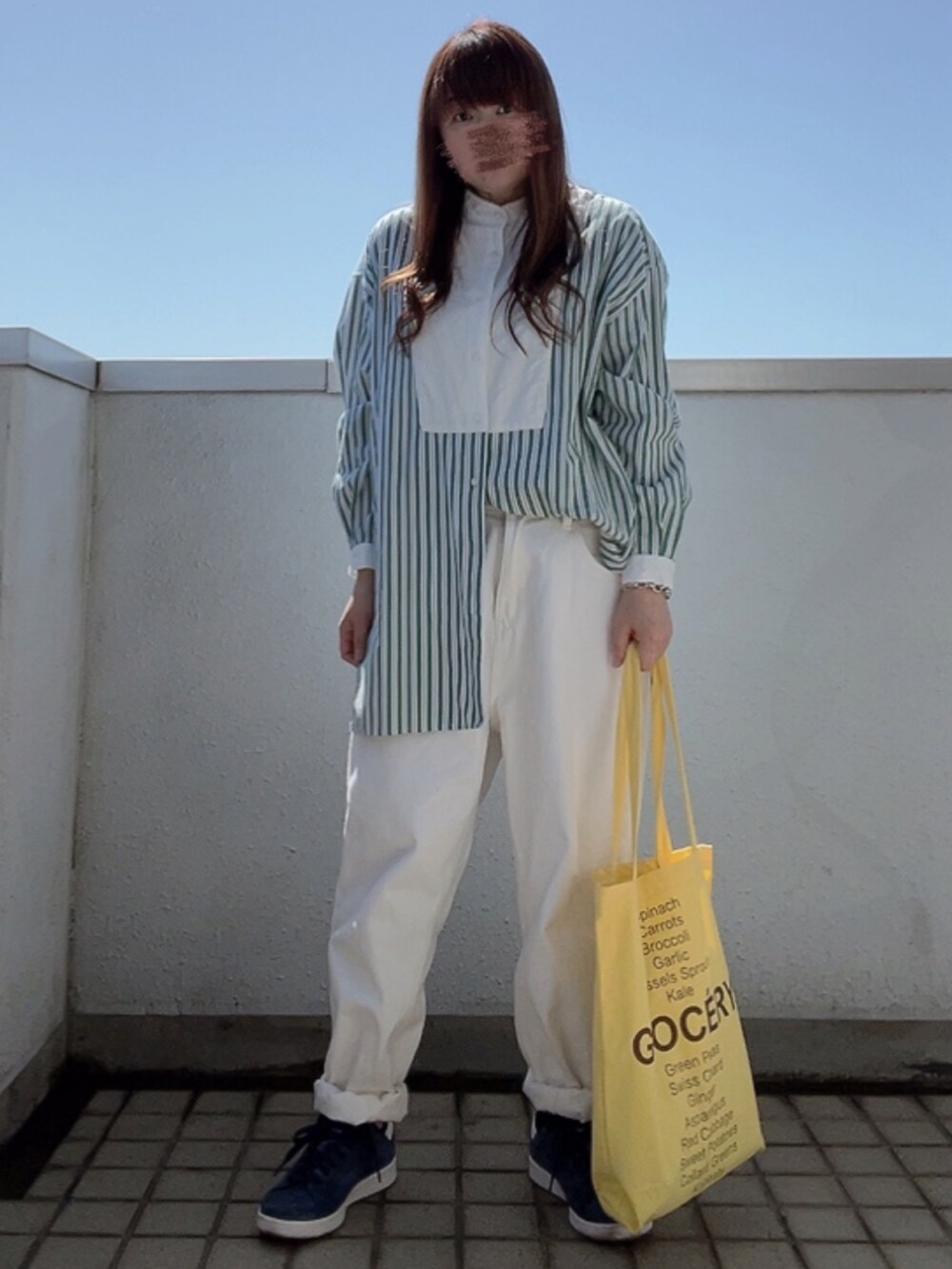 グリーン系のシャツ/ブラウス、ホワイト系のデニムパンツ、イエロー系のトートバッグを着用したレディースの春コーディネートの4枚目の写真