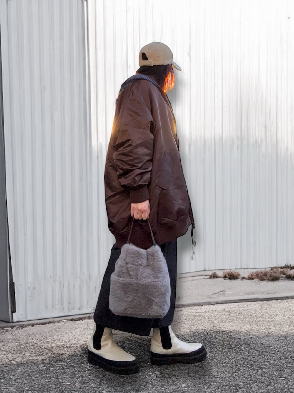 ブルー系のパーカー、ホワイト系のブーツ、レッド系のMA-1を着用したレディースの冬コーディネートの3枚目の写真