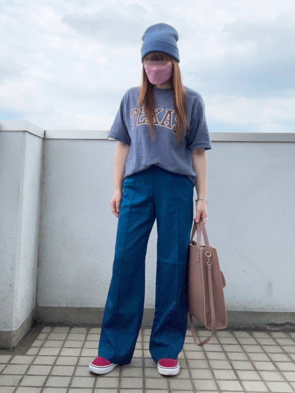 ブルー系のTシャツ/カットソー、ブルー系のパンツ、ピンク系のトートバッグを着用したレディースの秋コーディネートの2枚目の写真