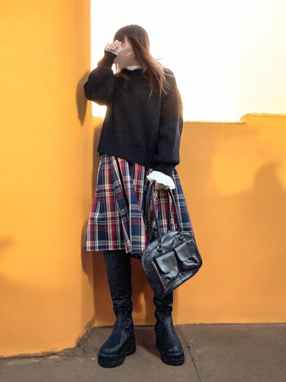 「冬コーデ、クリスマスに着たい服、大人カジュアル、最近のいい感じコーデ、大人ガーリー、レイヤードスタイル、ニット、袖フリル、スカート、チエック、ブーツ、ロングブーツ、低身長コーデ、154cmコーデ」｜「WEGOのWEGO/モヘアライクプルオーバー（ニット/セーター、ブラック系）」を使った、…natsuho…さん（レディース・154cm）の冬コーディネートの4枚目の写真