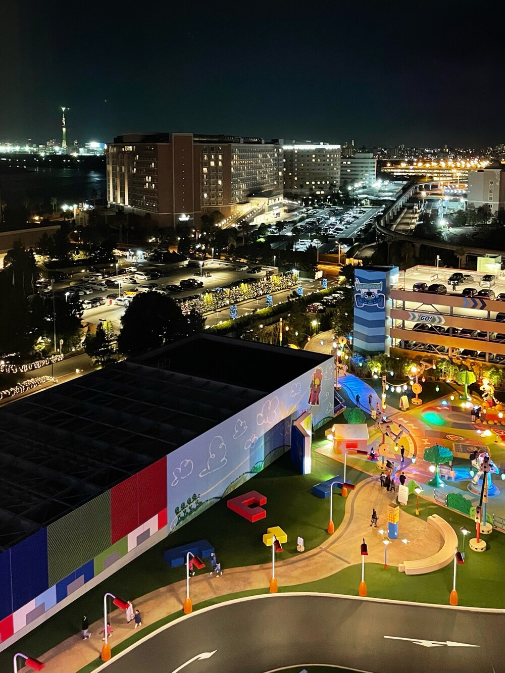 ブラック系のジャケット/アウター、ホワイト系のシャツ/ブラウス、グリーン系のショルダーバッグを着用したレディースの冬コーディネートの3枚目の写真