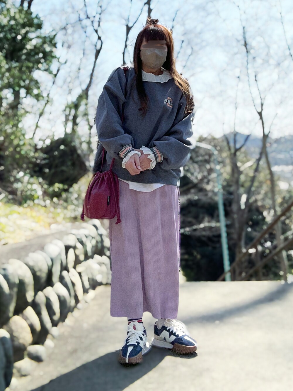 「大人カジュアル、春服デビュー宣言、春服みてみて、休日スタイル、レイヤードスタイル、春コーデ、パステル映える春、スウェット、フリルブラウス、ナロースカート、ペールトーン、スニーカー、ニューバランス、低身長コーデ、スウィーツ同盟会」｜「NICE CLAUPの裏起毛スウェット　　フリー（トップス、ブルー系）」を使った、…natsuho…さん（レディース・154cm）の春コーディネートの2枚目の写真