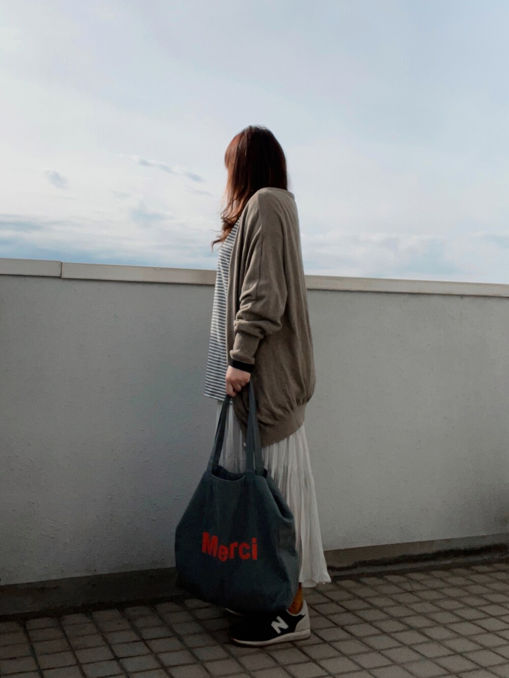 ベージュ系のカーディガン/ボレロ、ホワイト系のTシャツ/カットソー、パープル系のトートバッグを着用したレディースの春コーディネートの4枚目の写真