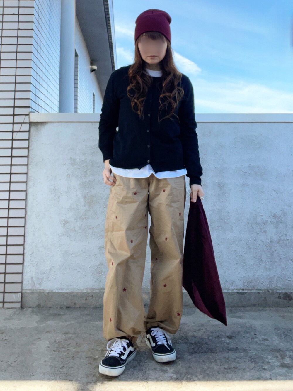 「大人カジュアル、休日スタイル、冬コーデ、レイヤードスタイル、ニット帽、カーディガン、ニット、パンツスタイル、DAISOバッグ、スニーカー、VANS、低身長コーデ、スウィーツ同盟会」｜「niko and...の[MODE NORM CORE]スターエンブロストレートパンツ（その他パンツ、イエロー系）」を使った、…natsuho…さん（レディース・154cm）の冬コーディネートの3枚目の写真